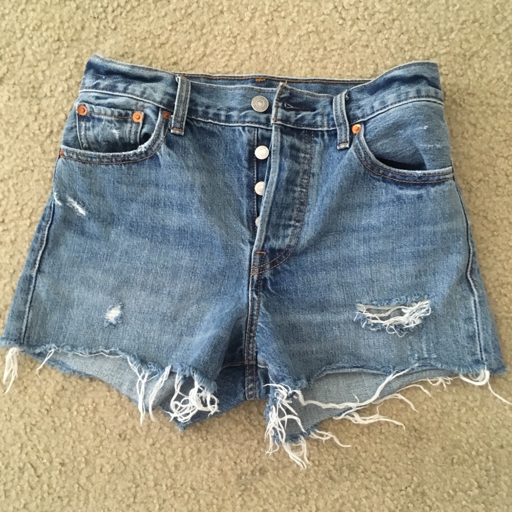 Levi wedgie fit shorts. Fits about 2 sizes small!